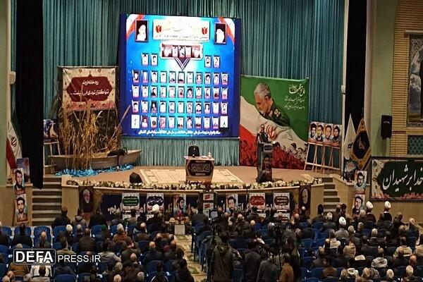نباید میدان را برای دشمن خالی کرد