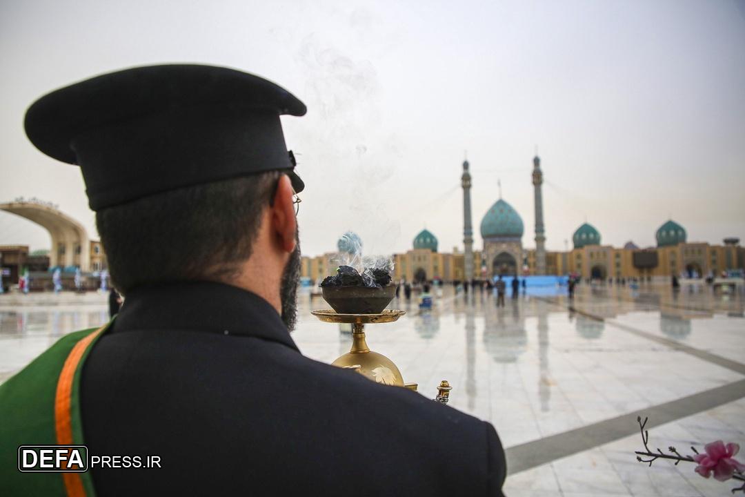 آئین جاروکشی صحن مسجد جمکران در آستانه جشن بزرگ نیمه شعبان + تصاویر