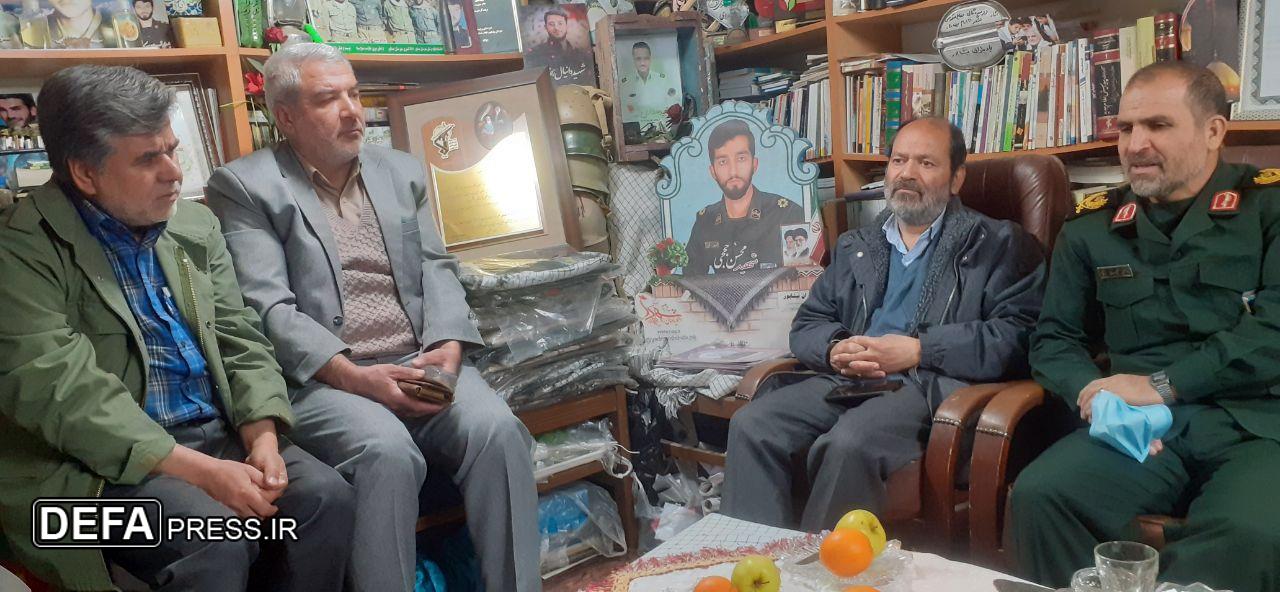 بازدید فرمانده تیب زرهی ۲۱ امام رضا (ع) نیشابور از نمایشگاه «سنگر شهدا»+ تصاویر