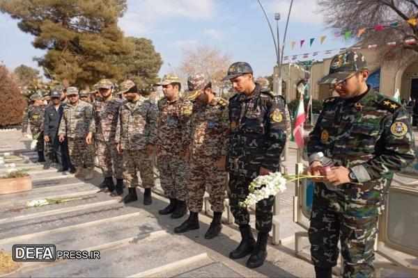 غبارروبی مزار شهدا توسط کارکنان پدافند هوایی اصفهان
