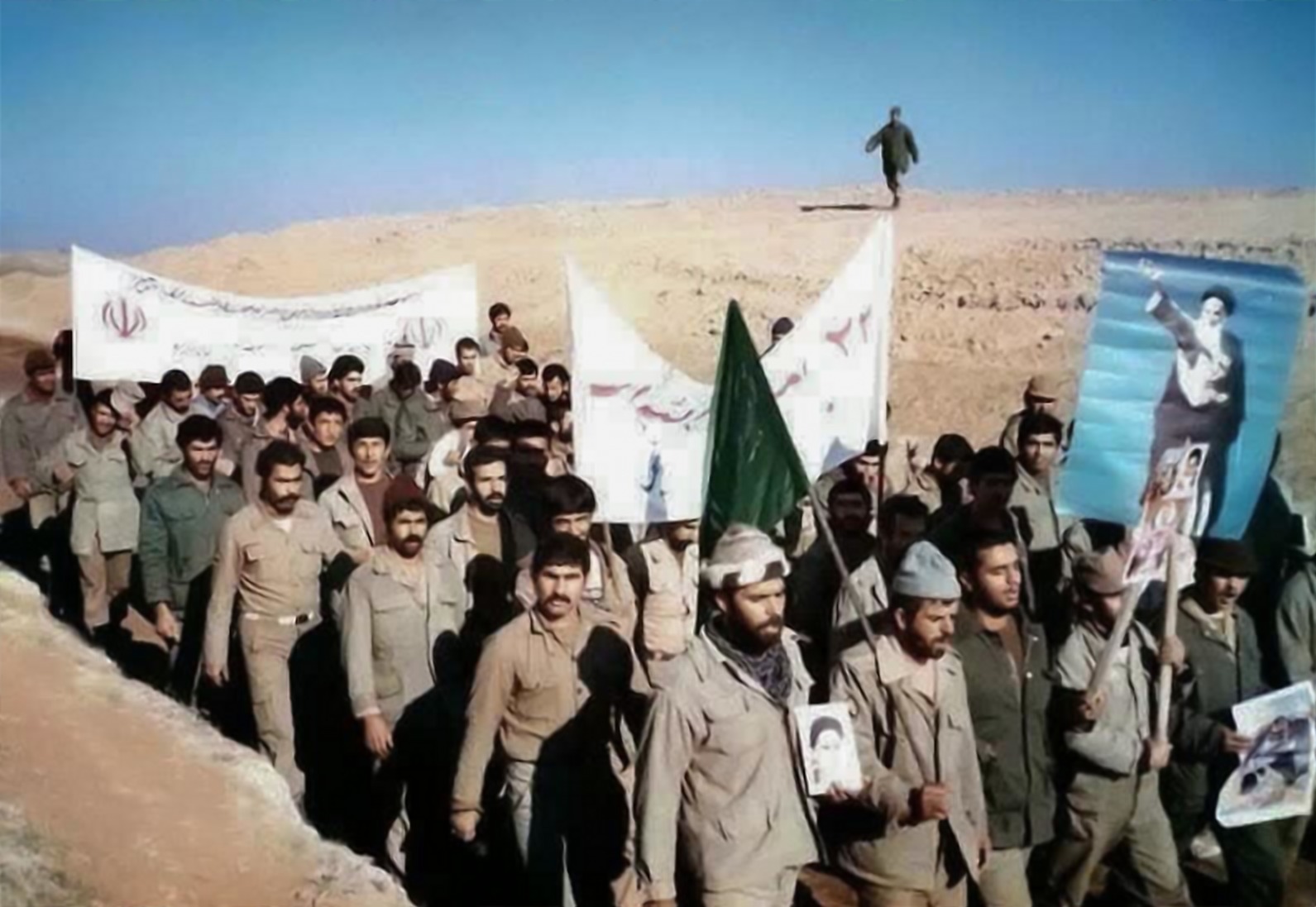 عکس/ برگزاری راهپیمایی ۲۲ بهمن توسط رزمندگان در جبهه‌ها