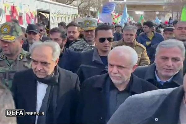 حضور معاون رئیس جمهور و رئیس بنیاد شهید در جمع راهپیمایان تبریز