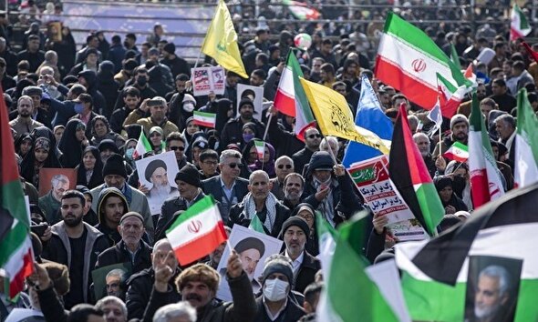 فیلم/ راهپیمایان ۲۲ بهمن: پای انقلاب ایستاده‌ایم/ زیر بار مذاکره غیرشرافتمدانه نمی‌رویم