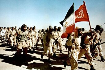 عکس/ برگزاری راهپیمایی ۲۲ بهمن توسط رزمندگان در جبهه‌ها