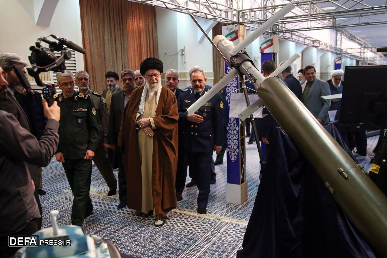 بازدید امام خامنه‌ای از نمایشگاه دستاورد‌های صنعت دفاعی کشور