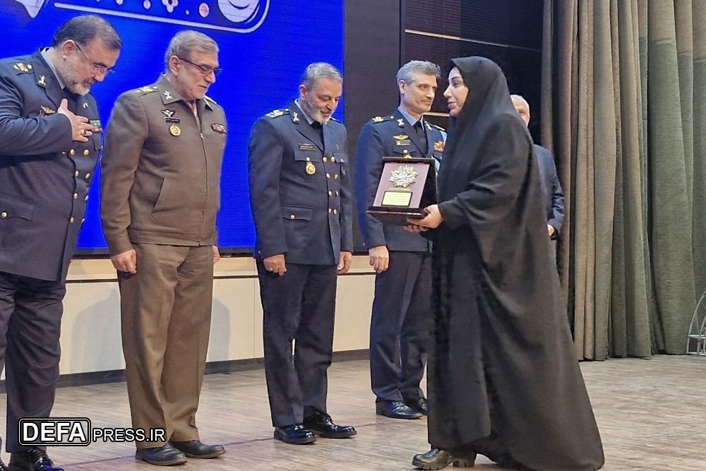 اهدای نشان فداکاری به ۴ خانواده شهید دوران دفاع مقدس