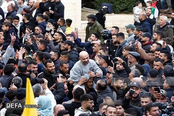 ورود آزادگان فلسطینی به رام‌الله در میان استقبال باشکوه مردم