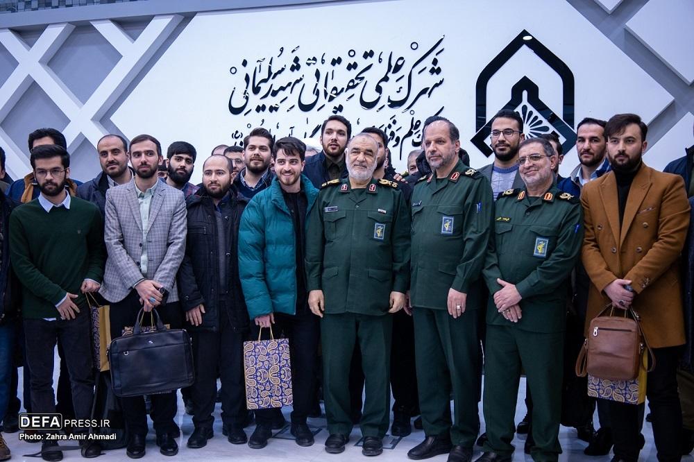 بازدید نخبگان علمی کشور و فرمانده کل سپاه از پارک علم و فناوری دانشگاه امام حسین (ع)+ تصاویر