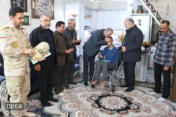 دیدار فرمانده مرزبانی فراجا با جانباز «محمدجواد رجب‌زاده» در مشهد+ تصاویر