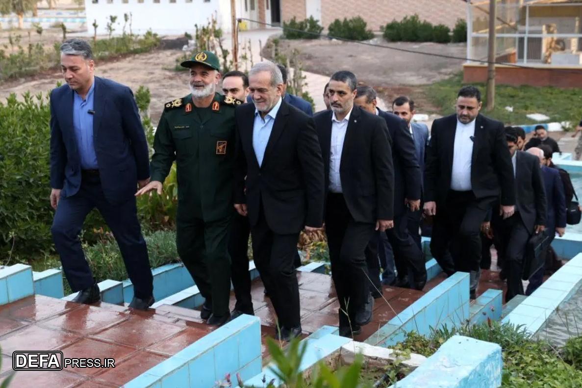 پزشکیان از یادمان شهدای گمنام و ستاد قرارگاه مرکزی کربلا بازدید کرد