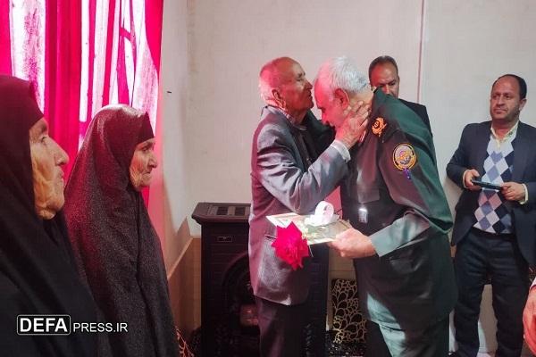 دیدار مدیرکل حفظ آثار دفاع مقدس فارس با خانواده شهید«ماشاالله استخری» در شهرستان داراب
