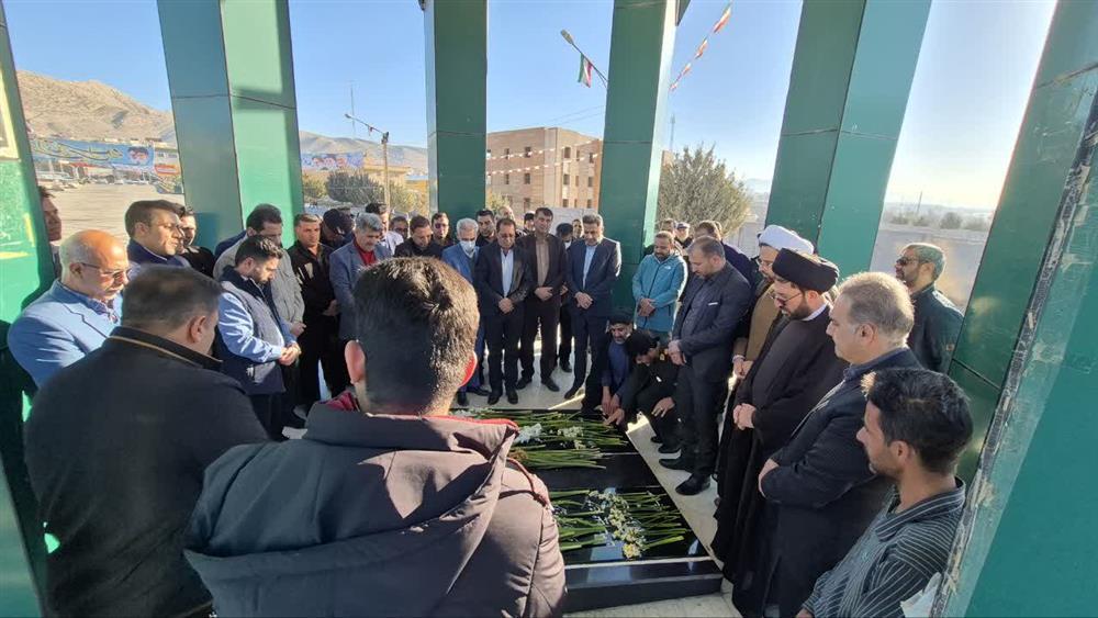 برگزاری دعای زیارت عاشورا و عطر افشانی قبور مطهر شهدای گمنام صدرا در دهه مبارک فجر