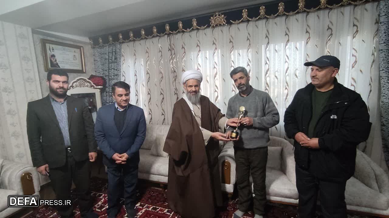 هنرمند اهری تندیس سومین جشنوارهٔ ملی هنرهای تجسمی ایثار را به خانوادهٔ شهید «مهدی برزگری» اهدا کرد