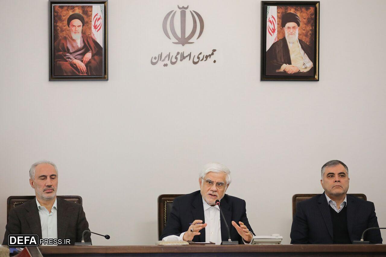 عارف: خدا را شاکریم که دولت در دام حواشی نیفتاده است