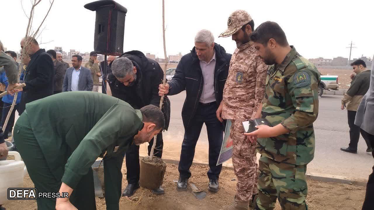 مسئولان تاکستان به یاد شهدا در مسیر مسکن ملی نهال غرس کردند