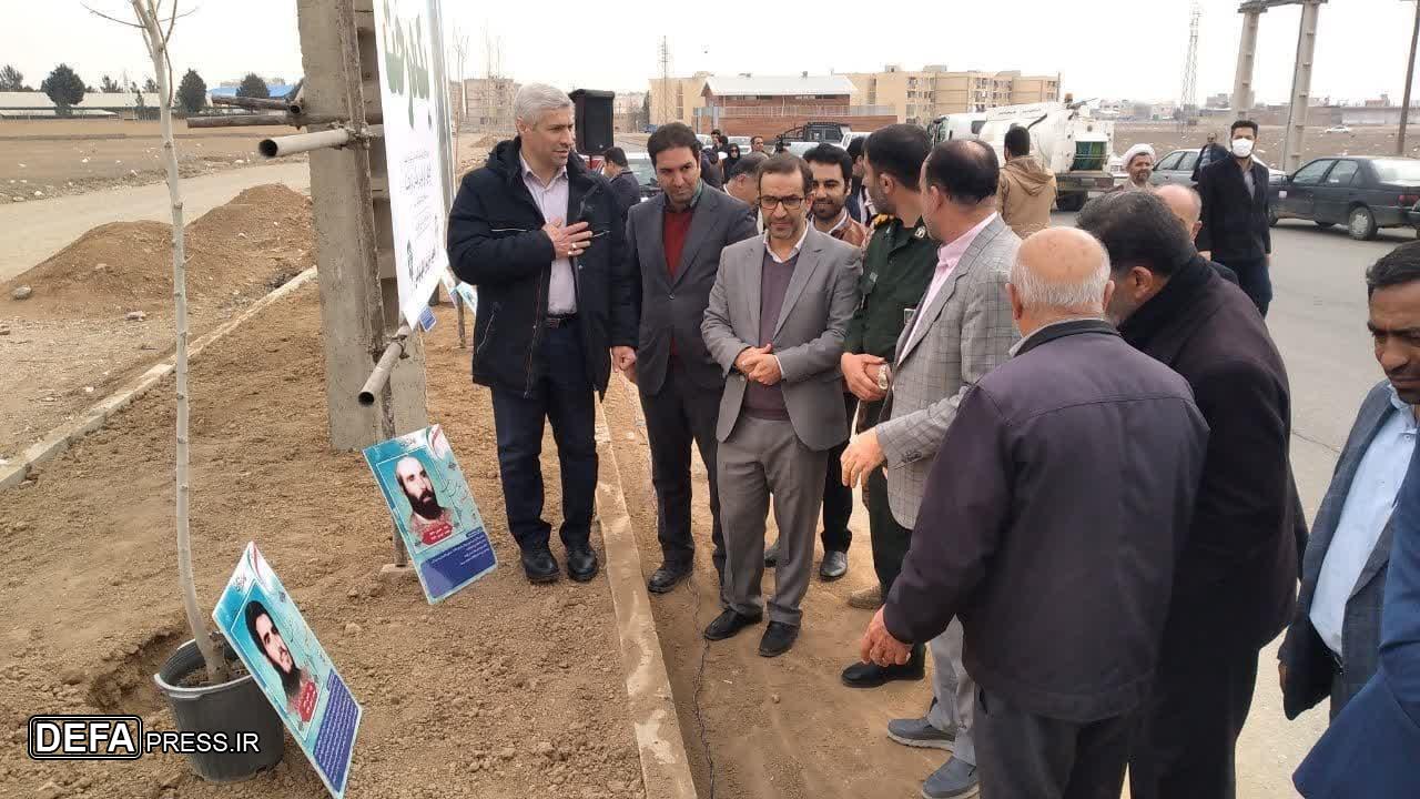 مسئولان تاکستان به یاد شهدا در مسیر مسکن ملی نهال غرس کردند