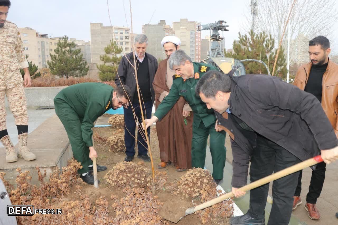 سردار باقری‌نژاد با کاشت نمادین درختان؛ پیام سبزینه‌ورزی را تقویت کرد
