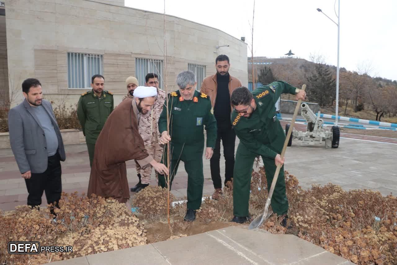 سردار باقری‌نژاد با کاشت نمادین درختان؛ پیام سبزینه‌ورزی را تقویت کرد