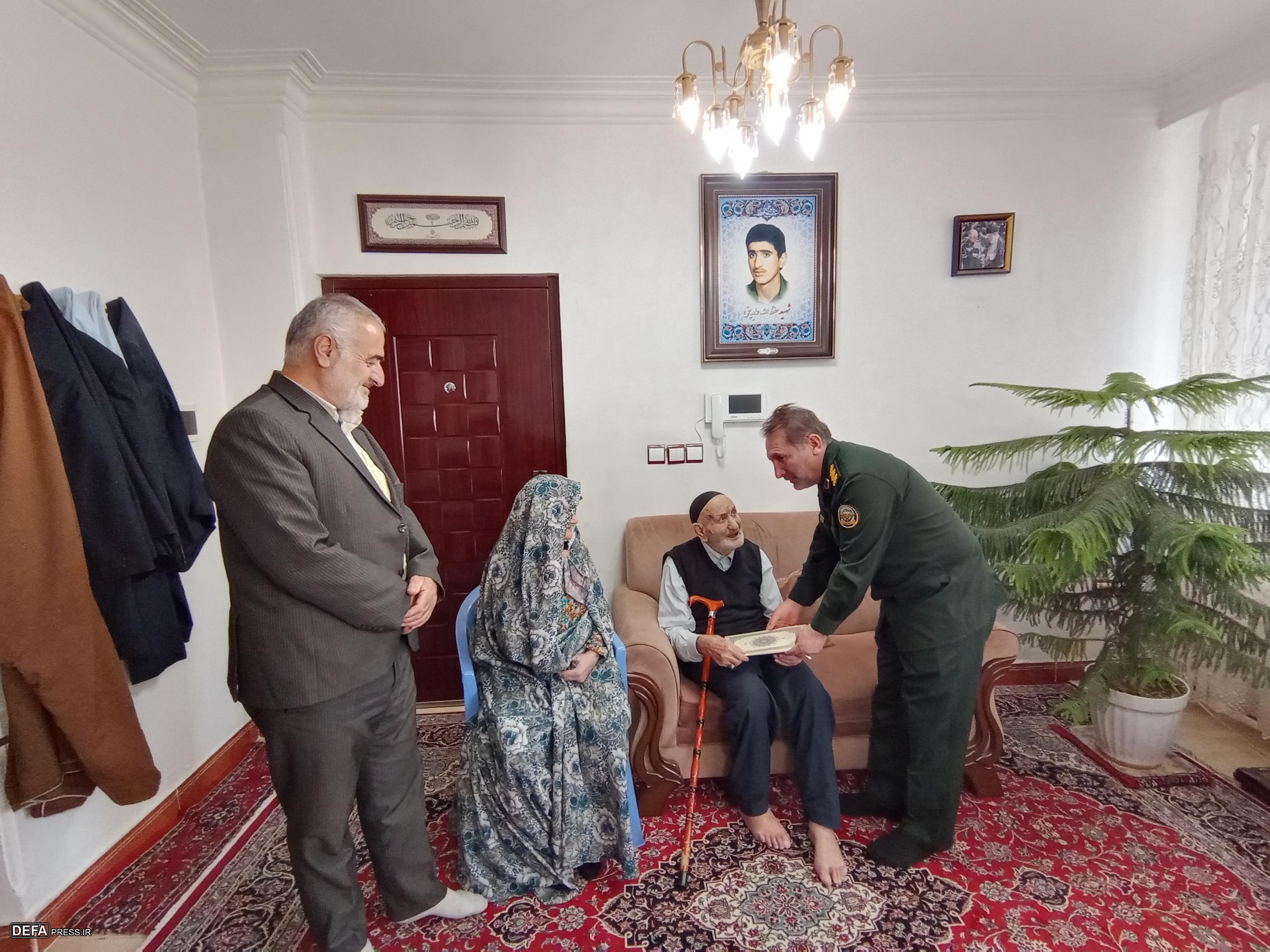 سرهنگ امیری مقدم با خانواده شهید «عابدینی» دیدار کرد.