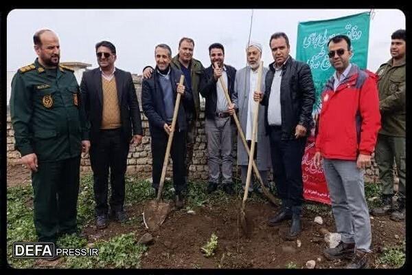۳۰۰ اصله نهال باشعار وفاق و همدلی،برای حفظ منابع طبیعی در یکی از مقرهای تابعه سپاه شهرستان غرس شد