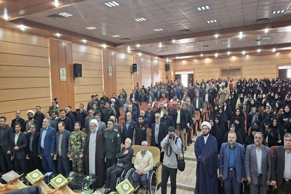 دشمنان درصدد فاصله افکندن بین ما و شهدا هستند