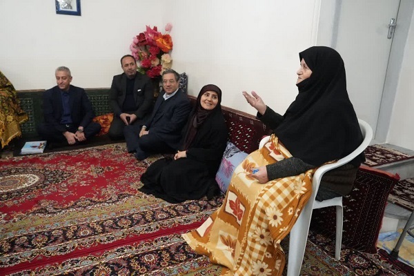 دیدار وزیر راه و شهرسازی با خانواده شهیدان رستمی و میرزایی