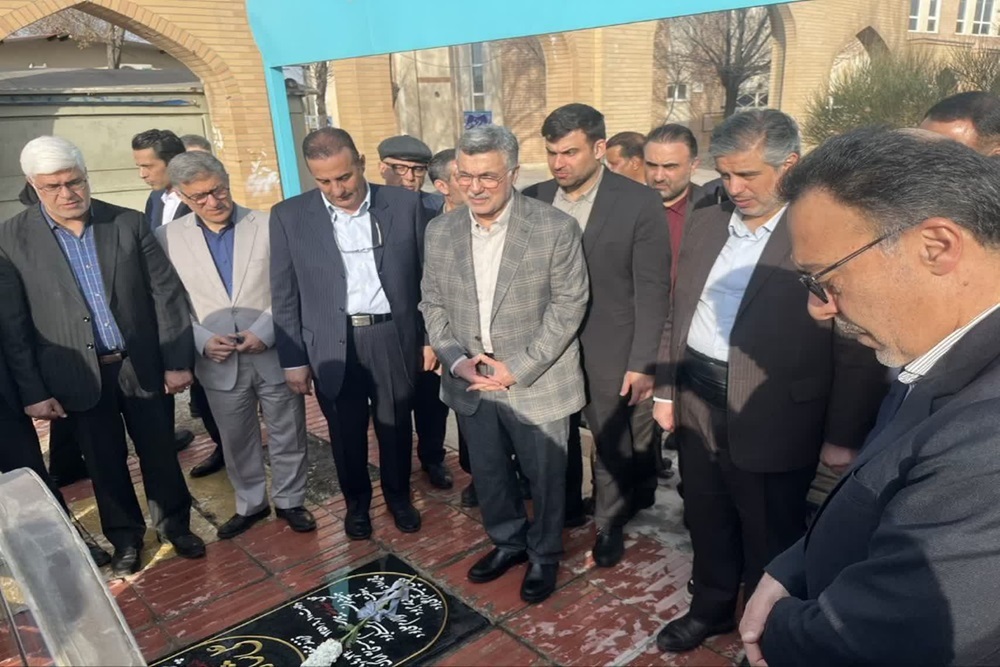 وزیر بهداشت به مقام شامخ شهدای مدافع سلامت اراک ادای احترام کرد