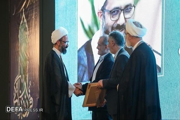 تجلیل از مدیر دفتر اسناد و تراث حوزه علمیه خراسان در سی‌امین همایش تجلیل از خادمان قرآن
