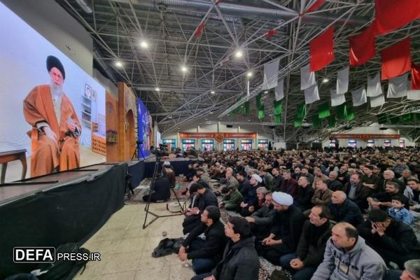 آیین تحویل سال نو با حضور مردم اصفهان در گلستان شهدای این شهر برگزار شد