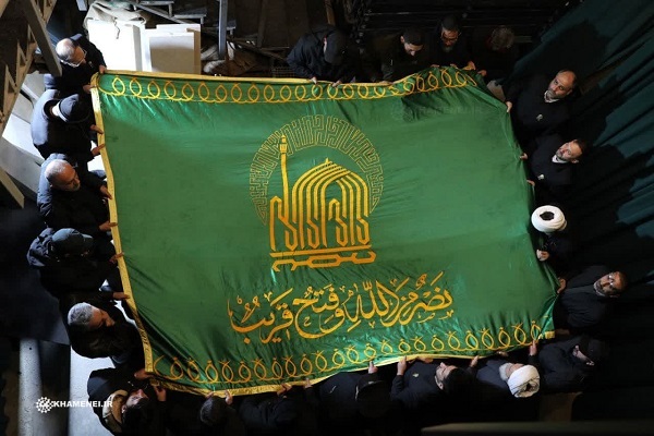تصویر/ محل تدفین پیکر مطهر سید مقاومت متبرک به پرچم حرم مطهر حضرت رضا علیه‌السلام شد