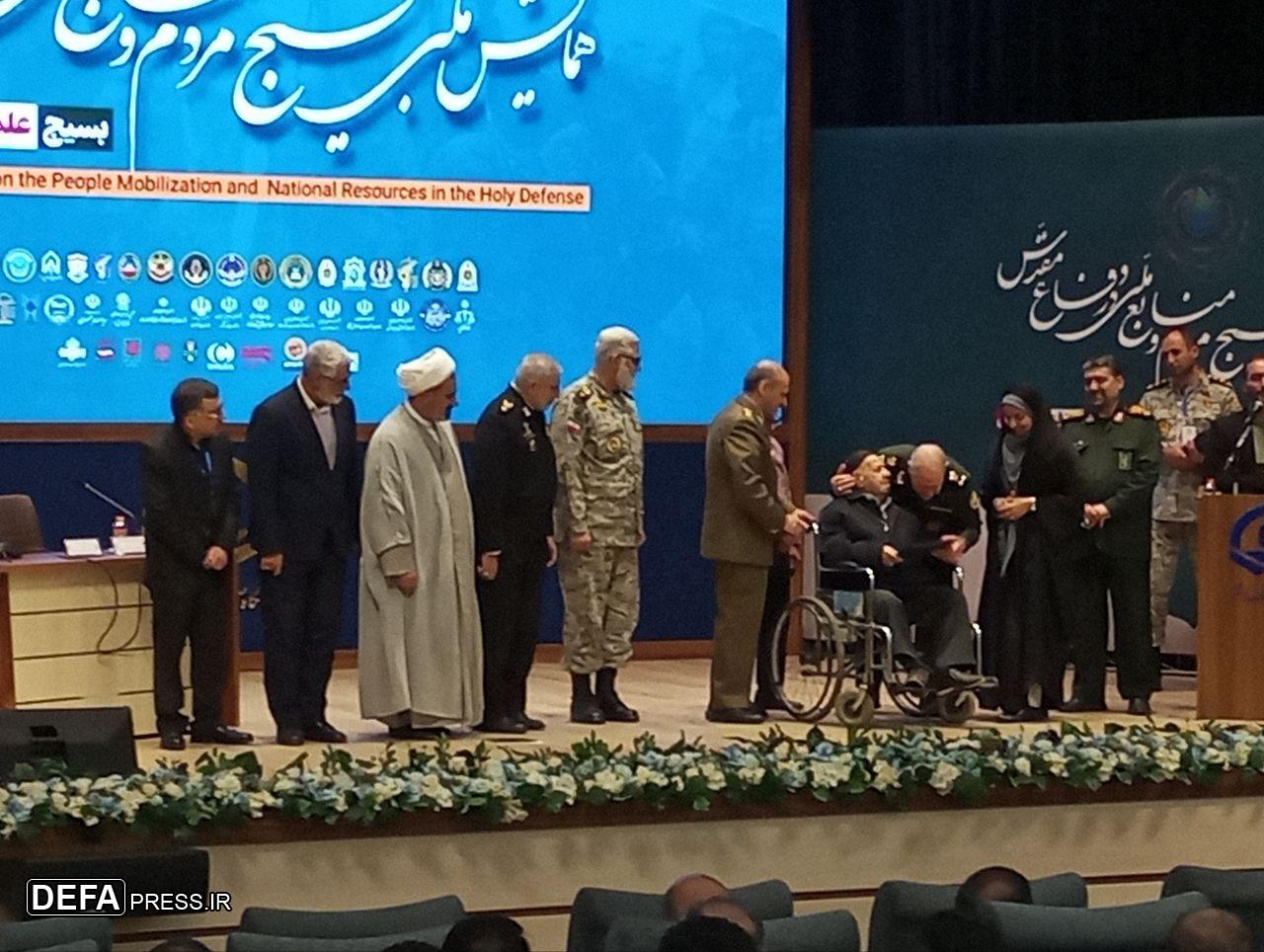 با حضور سرلشکر صفوی؛ از خانواده شهید «صادق مالواجرد» تجلیل شد