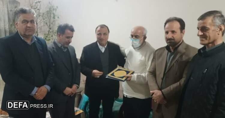 دیدار با خانواده شهدا و جانبازان باعث خیر و برکت در کار و زندگی می شود