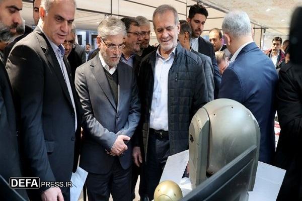 بازدید و رونمایی دکتر پزشکیان از ۱۲ محصول دانش‌بنیان