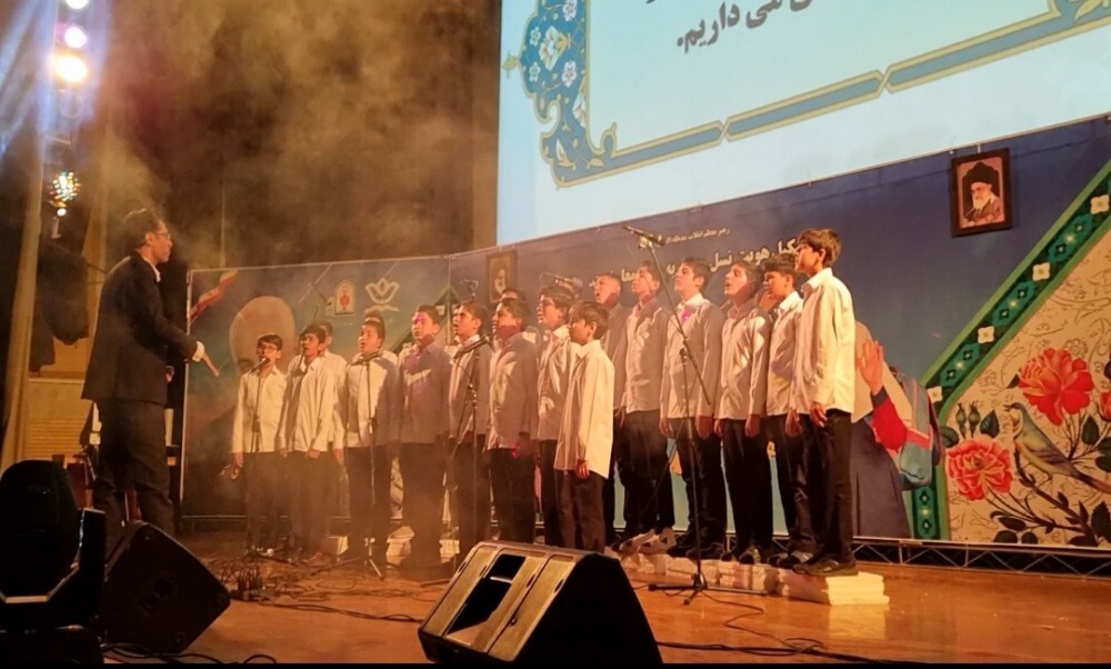 فیلم/ اجرای سرود به مناسبت روز معلم در اراک