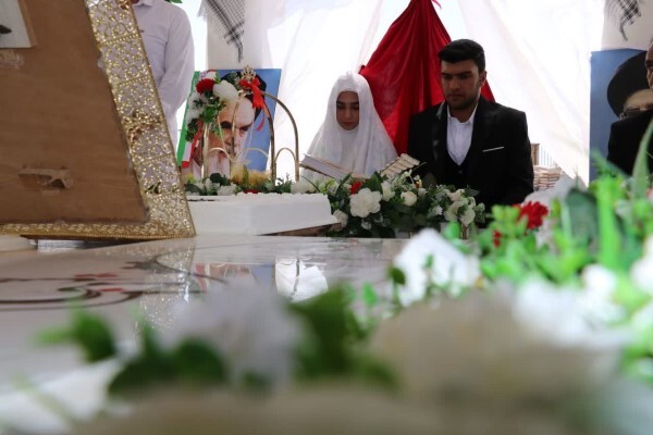 زوج تایبادی مراسم عقد خود را در مزار شهدای گمنام برپا کردند + تصاویر