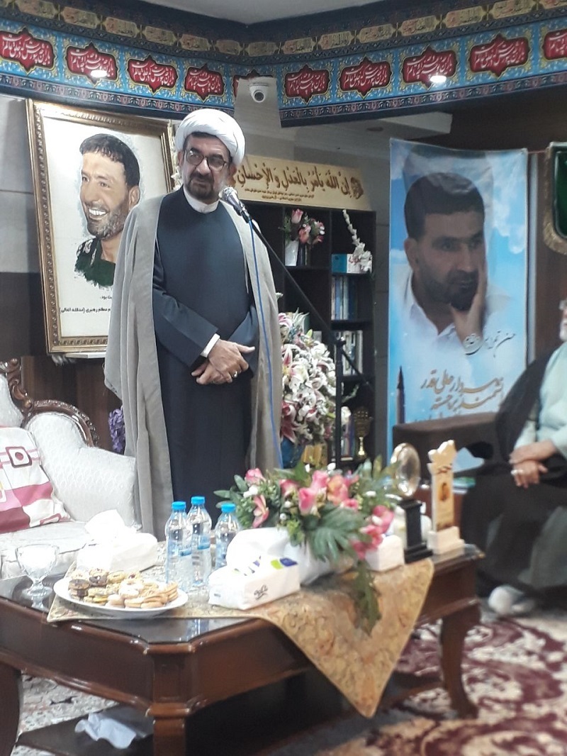 مشاور وزیرخارجه با اهدای گل از خانواده شهید طهرانی مقدم قدردانی کرد