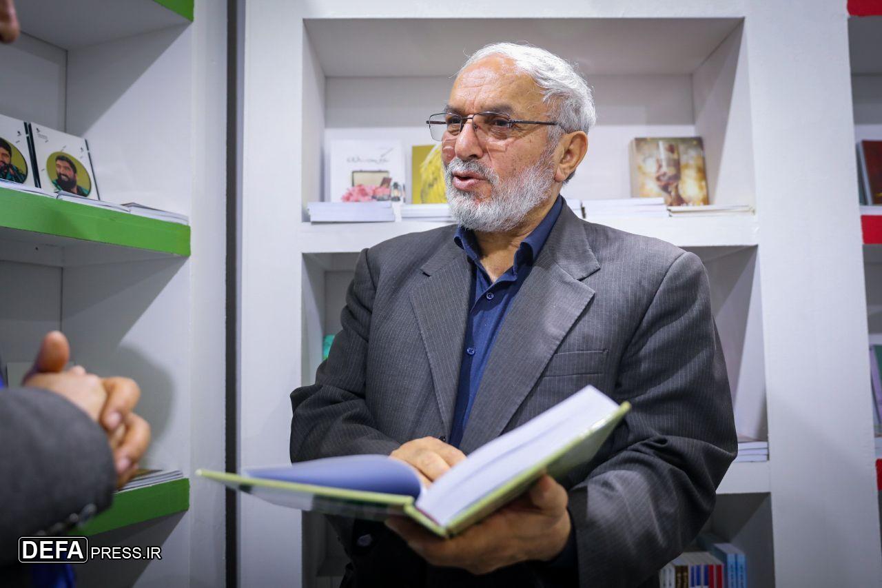 نادر ادیبی از غرفه بنیاد حفظ آثار و نشر ارزش‌های دفاع مقدس بازدید کرد