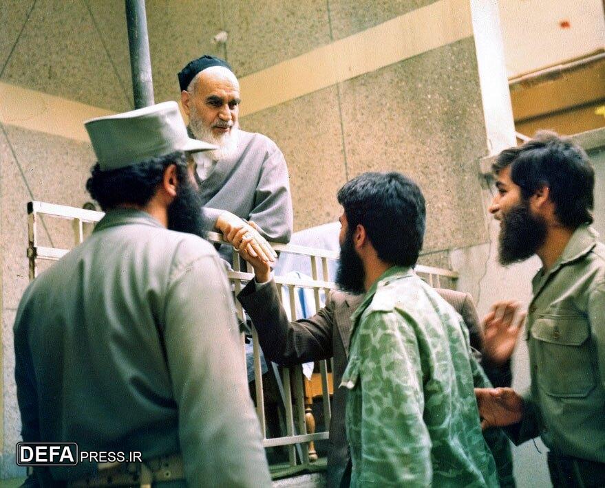 شهید محسن حاجی‌بابا در محضر امام خمینی (ره)