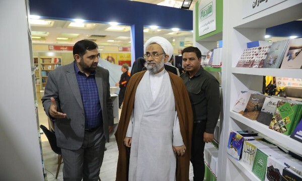 حجت‌الاسلام مصلحی از نمایشگاه کتاب بازدید کرد