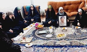 دیدار اعضای گروه جهادی فرهنگی «دختی نو» با مادر شهید معصومی