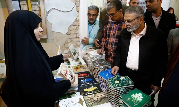 فرمانده کل ارتش از نمایشگاه کتاب تهران بازدید کرد