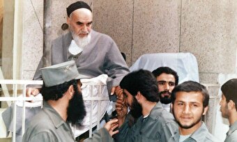 دست تفقد امام خمینی (ره) بر سر فاتحان «بازی‌دراز»+ تصاویر