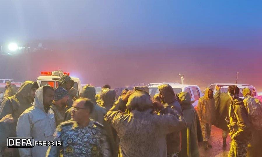 تفحص رزمندگان تیپ ۲۵ تکاور نیروی زمینی ارتش در محل سانحه بالگرد رئیس جمهور
