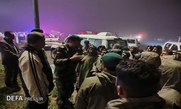 تفحص رزمندگان تیپ ۲۵ تکاور نیروی زمینی ارتش در محل سانحه بالگرد رئیس جمهور+ عکس