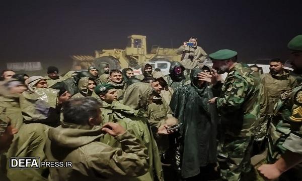 تفحص رزمندگان تیپ ۲۵ تکاور نیروی زمینی ارتش در محل سانحه بالگرد رئیس جمهور+ عکس