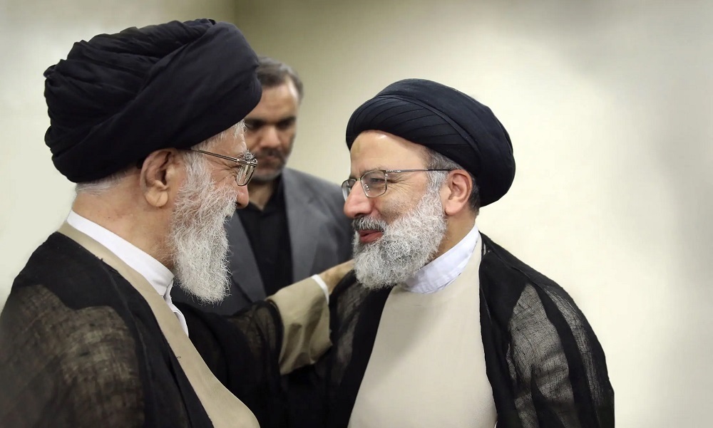امام خامنه‌ای در پیامی شهادت رئیس‌جمهور اسلامی ایران و همراهان گرامی ایشان را تسلیت گفتند