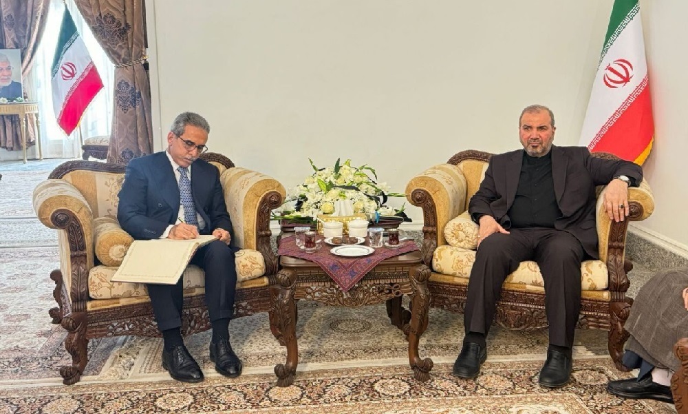 حضور مقامات عراقی در  سفارت ایران/ امضای دفتر یادبود شهید آیت‌الله رئیسی