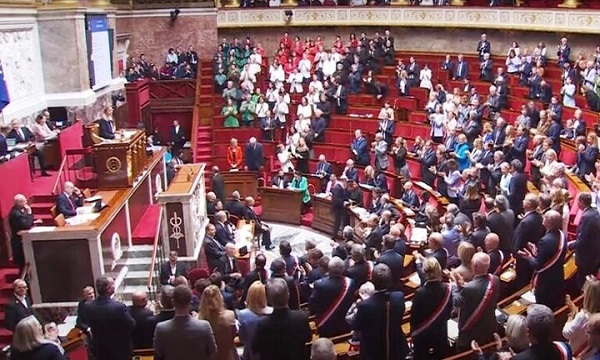 نمایندگان پارلمان فرانسه لباس‌هایی به رنگ‌های پرچم فلسطین به تن کردند