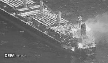تصاویری از حجم خسارت وارده به کشتی‌های آمریکایی در حملۀ موشکی یمنی‌ها