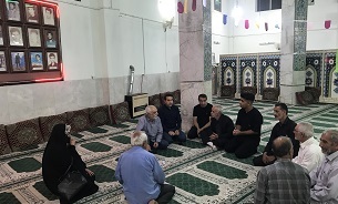دیدار صمیمی مدیرکل حفظ آثار و نشر ارزش های دفاع مقدس فارس با خانواده‌های معظم شهدای دینکان